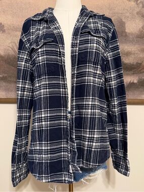 American Eagle Outfitters Navy and White Plaid Button-Up Flannel